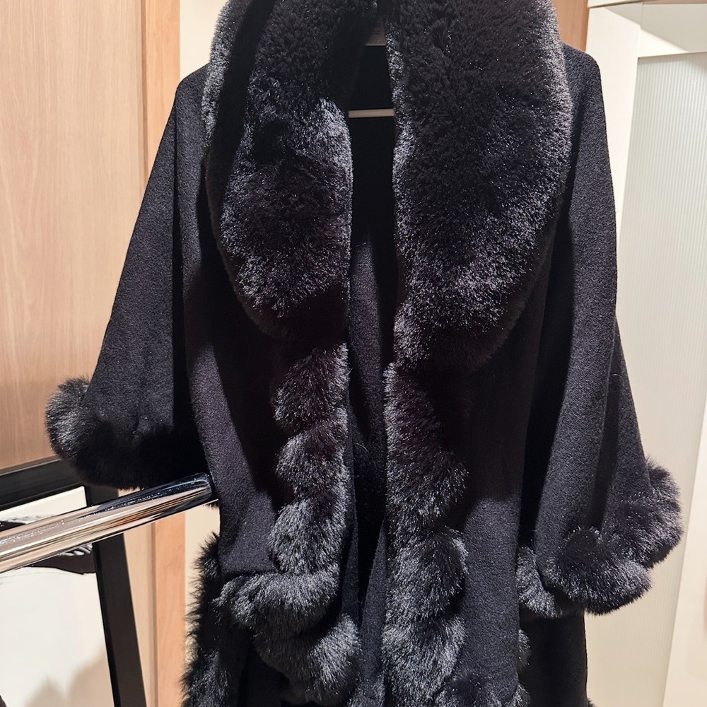 Elegant Black Fur-Trimmed Cape